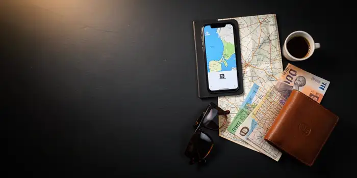 Passeport, smartphone avec carte, billets et lunettes de soleil prêts pour le voyage